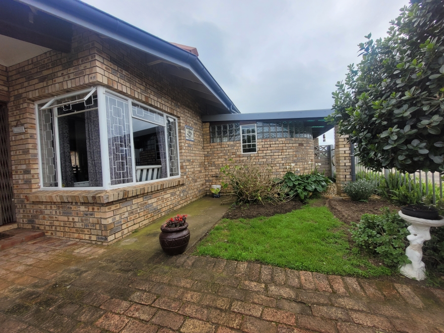 To Let 3 Bedroom Property for Rent in Aston Bay Eastern Cape